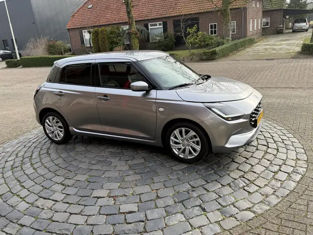 Suzuki Swift 1.2 Select Smart Hybrid 2024 Benzine 35