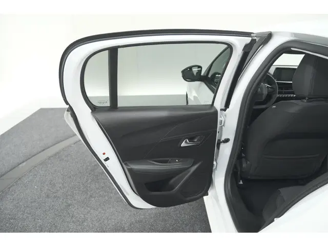 Peugeot 208 PureTech 100 Allure Pack 2023 Benzine 65