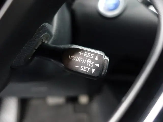 Toyota C-HR 1.8 Hybrid Dynamic Aut- 2017 Hybride Benzine 17