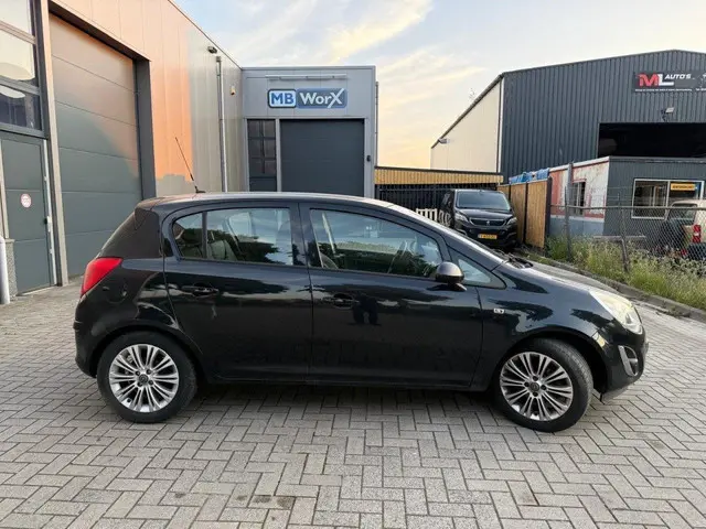 Opel Corsa 1.4-16V Cosmo 164.196KM 2013 Benzine 4