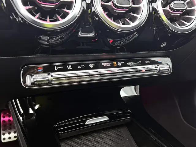 Mercedes-Benz CLA 180 AMG Line 2023 Hybride Benzine 31