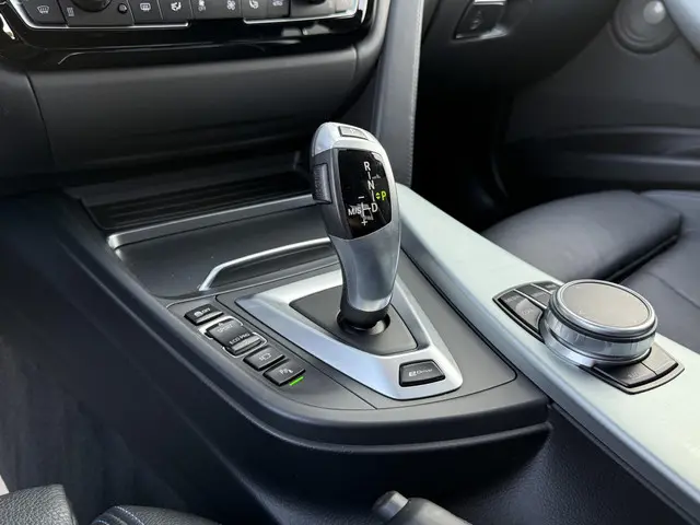 BMW 3 Serie 330e m Sport 2016 Hybride Benzine 31