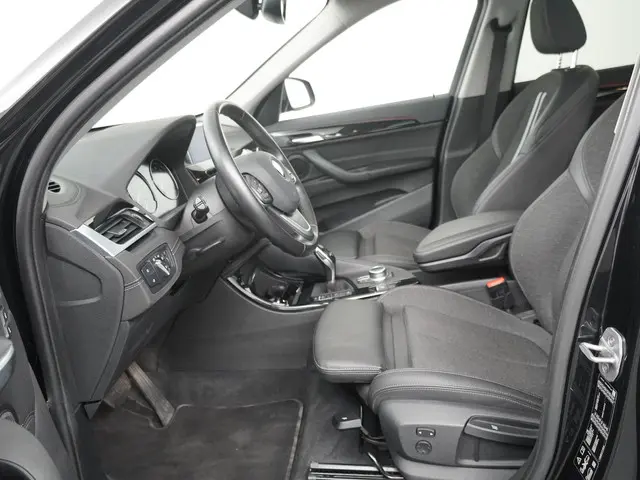 BMW X1 xDrive20i High Executive 2021 Benzine 4