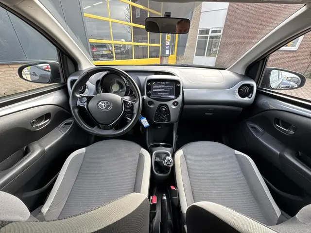 Toyota Aygo 1.0 VVT-i x-play 2021 Benzine 19