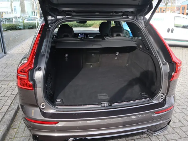 Volvo XC60 2.0 B4 R-Design 2022 Benzine 12