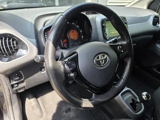 Toyota Aygo 1.0 VVT-i x-first 2018 Benzine 12