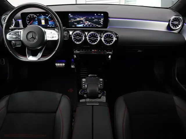 Mercedes-Benz A-Klasse 200 AMG Line 2022 Benzine 12