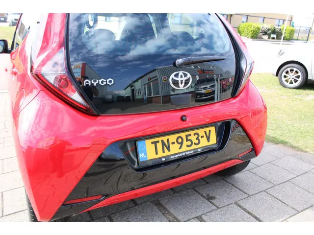 Toyota Aygo 1.0 VVT-i x-play 2018 Benzine 6