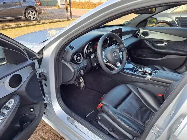 Mercedes-Benz C-Klasse 300 Prestige 2017 Benzine 27