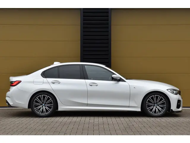 BMW 3 Serie 320i Executive Edition 2019 Benzine 6
