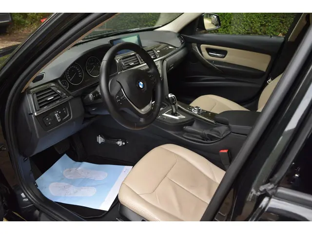 BMW 3 Serie Touring 328i High Executive 2013 Benzine 13