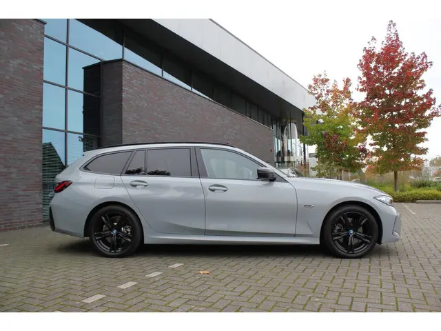 BMW 3 Serie Touring 320e 2023 Hybride Benzine
