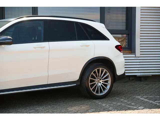 Mercedes-Benz GLC 300e 4MATIC 2021 Hybride Benzine 30
