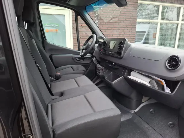 Mercedes-Benz Sprinter 317 1.9 CDI L2H2 RWD 2022 Diesel 32
