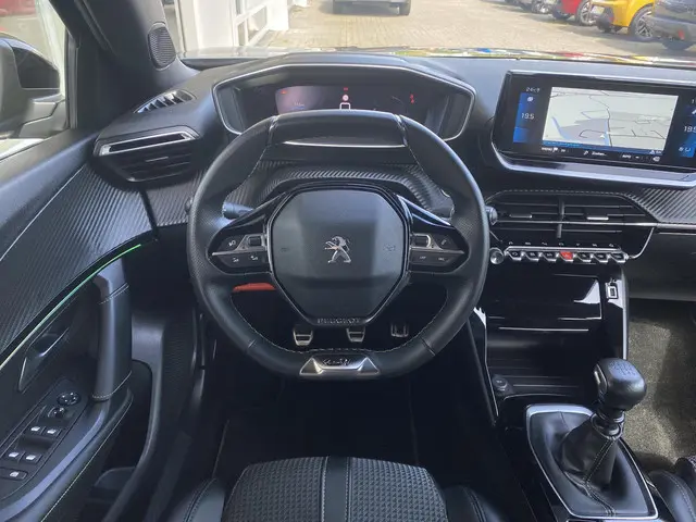 Peugeot 2008 1.2T 130pk GT 2022 Benzine 7