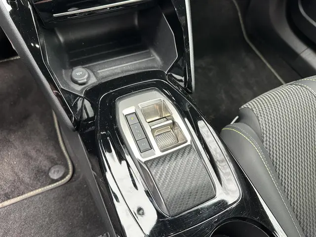 Peugeot 2008 1.2 Hybrid 145 PK GT 2025 Hybride Benzine 28