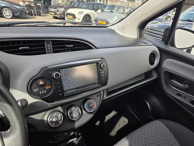 Toyota Yaris 1.0 VVT-i Aspiration 2015 Benzine 13