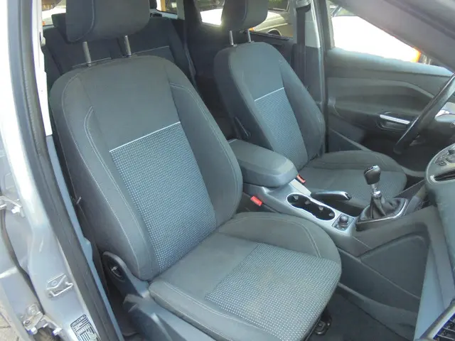 Ford C-MAX 1.0 Titanium APK TREKHAAK 2013 Benzine 17