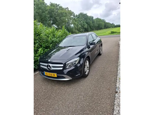 Mercedes-Benz GLA 180 Ambition 2015 Benzine