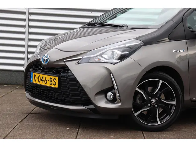 Toyota Yaris 1.5 Hybrid Bi-Tone, 2017 Hybride Benzine 6