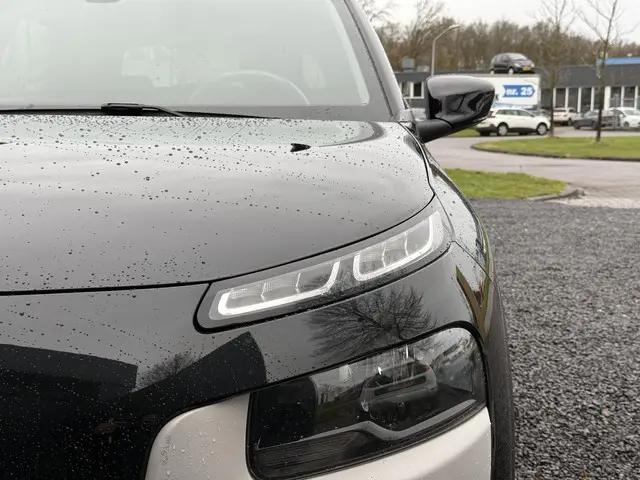 Citroën C4 Cactus 1.2 e-VTi Shine 2015 Benzine 33