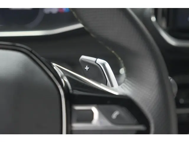 Peugeot 2008 PureTech 130 EAT8 GT 2025 Benzine 39