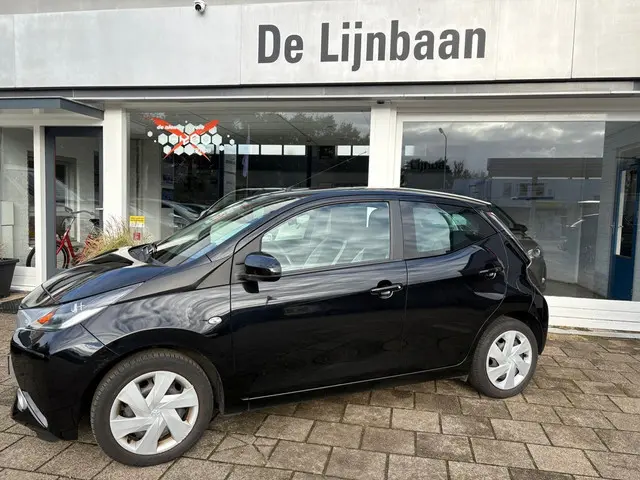 Toyota Aygo 1.0 VVT-i x-play 2015 Benzine 2