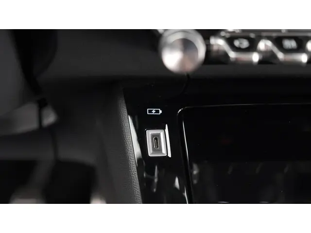 Peugeot 2008 PureTech 130 GT 2022 Benzine 32