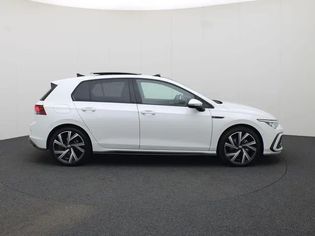 Volkswagen Golf 1.5eTSI/130PK R-Line DSG 2023 Benzine 3
