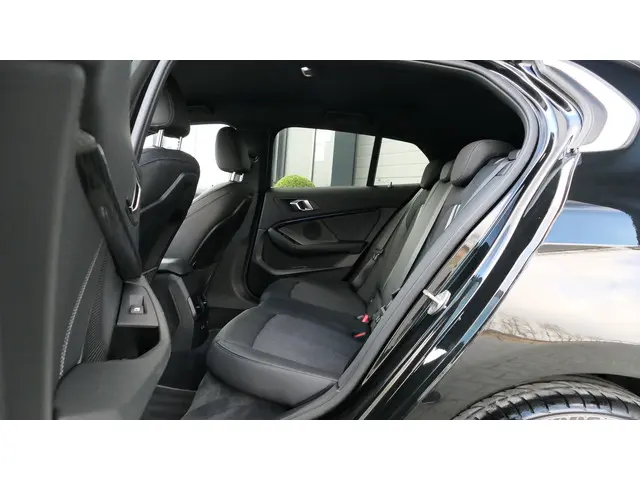 BMW 1 Serie 118i Executive Edition 2020 Benzine 22