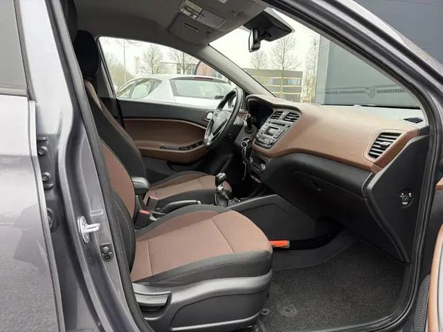 Hyundai i20 1.2 HP i-Motion Comfort 2015 Benzine 10