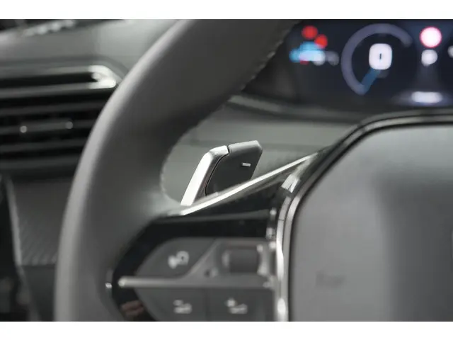 Peugeot 2008 PureTech 130 EAT8 Allure 2024 Benzine 38