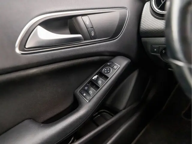 Mercedes-Benz A-Klasse 180 Black Sport 2013 Benzine 24