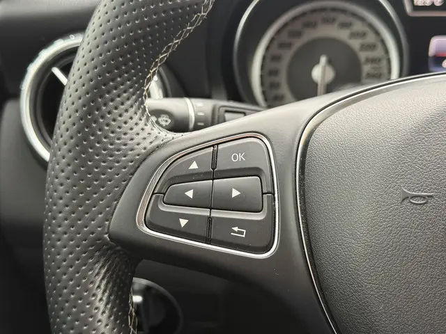 Mercedes-Benz GLA 180 2015 Benzine 23