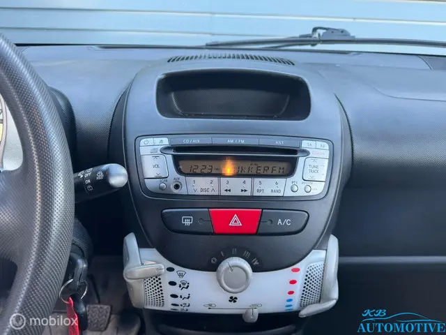 Peugeot 107 1.0 Active 2014 Benzine 7