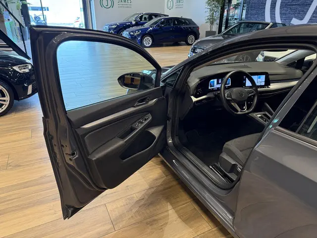 Volkswagen Golf 1.0 eTSI Life Business 2024 Benzine 24