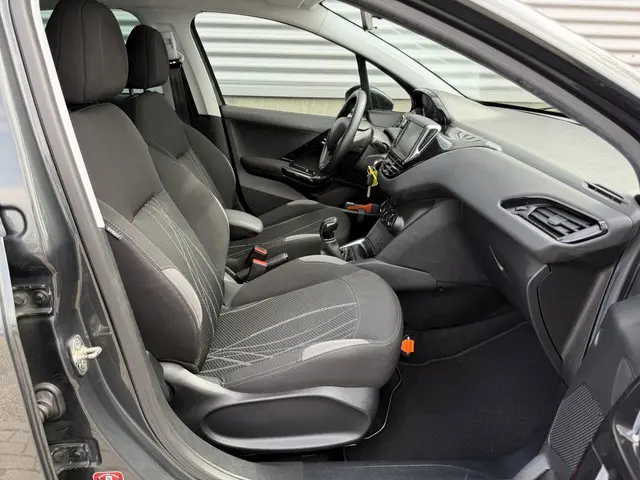 Peugeot 208 1.2 VTi Blue Lease 2012 Benzine 10