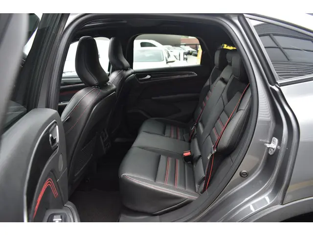 Renault Arkana mild hybrid 160 PK R.S. line 2023 Benzine 16