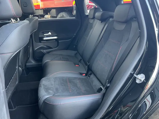 Mercedes-Benz B-Klasse 180 AMG Line 2023 Benzine 18