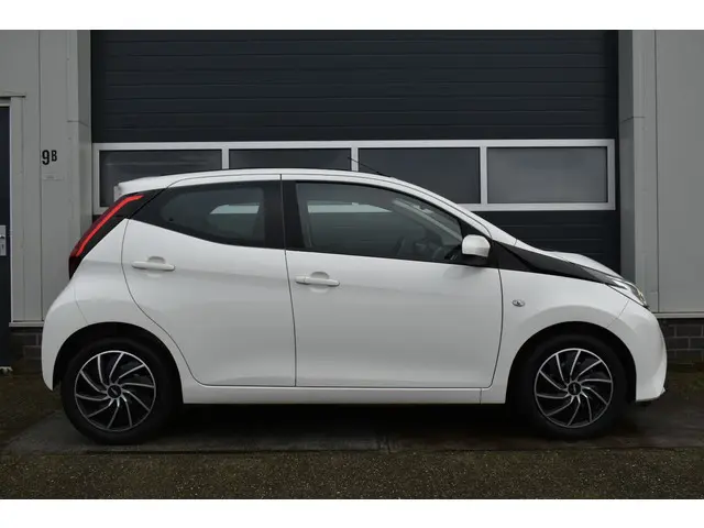 Toyota Aygo 1.0 VVT-i x-play limited 2019 Benzine 6
