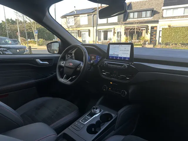 Ford Kuga 2.5 PHEV ST-Line 2024 Hybride Benzine 9