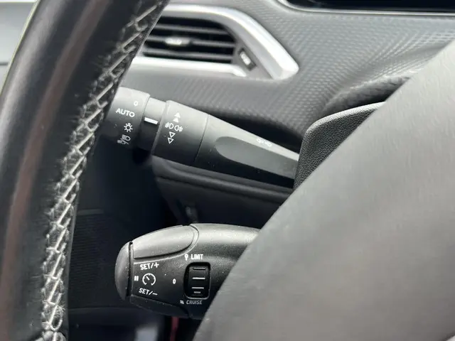 Peugeot 2008 1.2 PureTech Allure 2019 Benzine 16