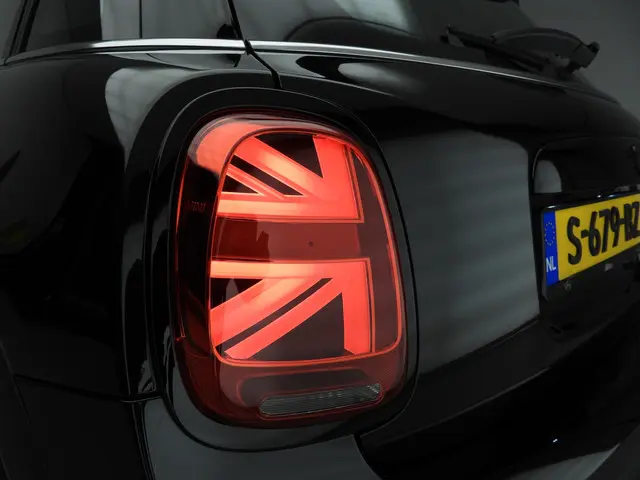 MINI 5-Deurs Cooper 2023 Benzine 40