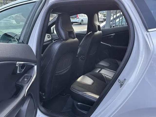 Volvo V40 2.0 T2 R-Design 2016 Benzine 25