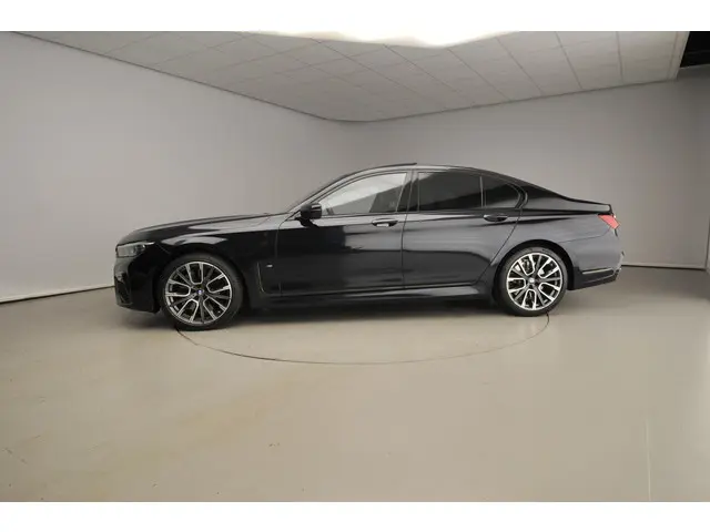 BMW 7 Serie 750i xDrive 2021 Benzine 2
