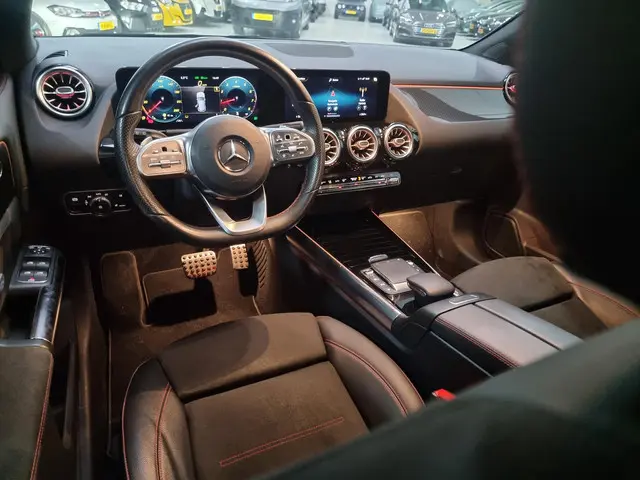 Mercedes-Benz GLA 200 Business Solution AMG 2021 Benzine 4