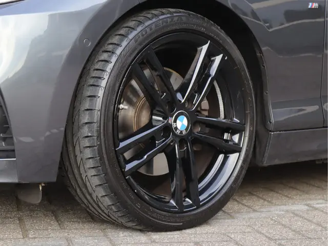 BMW 2 Serie Cabrio 220i High Executive 2021 Benzine 12