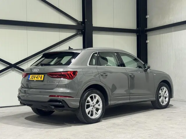 Audi Q3 45 TFSI e S edition 2021 Hybride Benzine 2