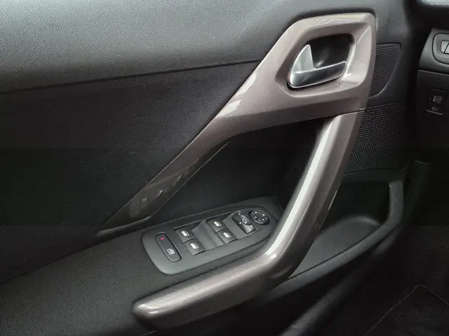 Peugeot 2008 1.2 PureTech Active 2015 Benzine 18