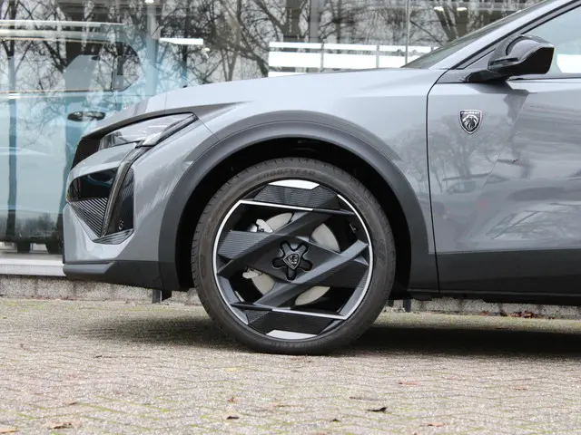 Peugeot 408 1.6 HYbrid 225 EAT8 GT 2025 Hybride Benzine 10